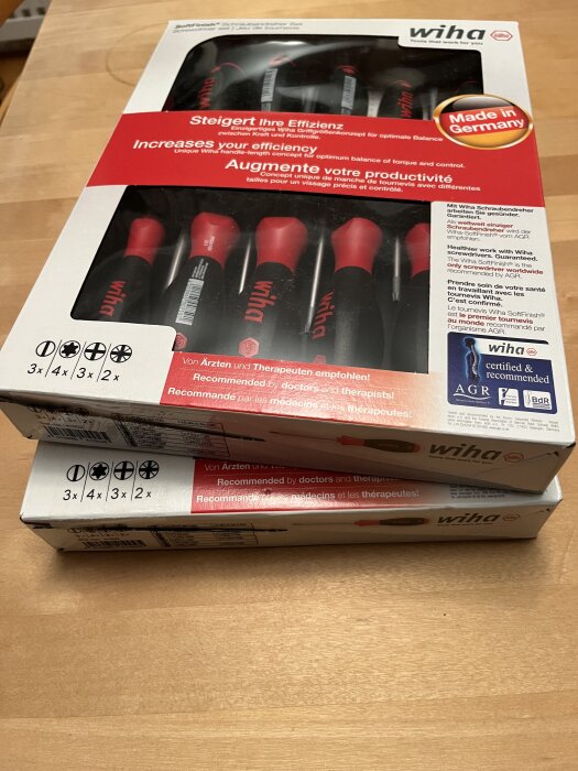 Förpackningar med Wiha skruvmejslar på en träyta, märkta med "Made in Germany" och olika rekommendationer.
