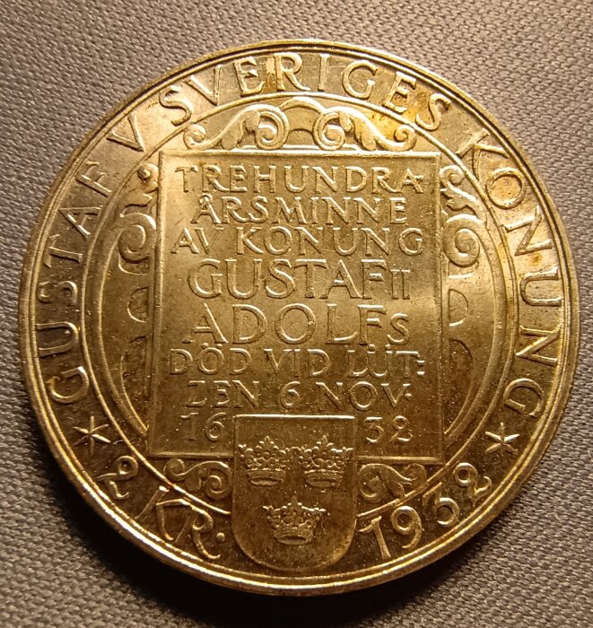 Medalj från 1932 som markerar trehundraårsdagen av Gustav II Adolfs död vid Lützen, med text och Sveriges riksvapen i relief.