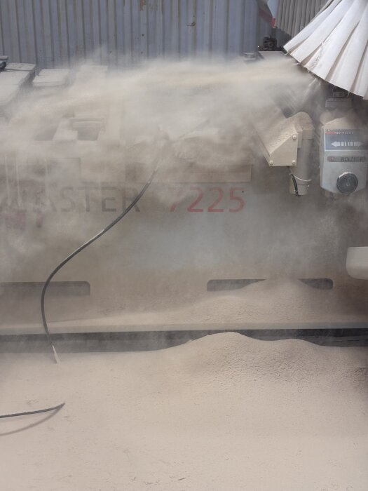 Fräsarbete i träverkstad, damm sprids från CNC-maskin vid fräsning av svängda socklar.