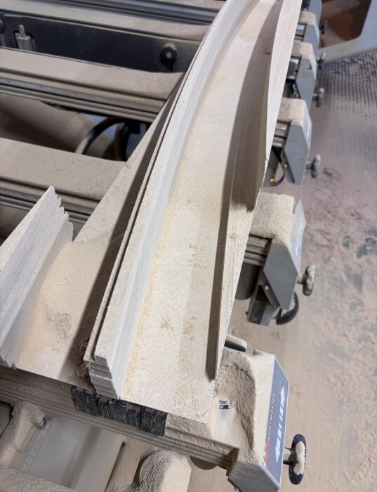 Svängda socklar i trä med ”shadow gap”, nyfrästa och fulla av damm, klara för att kläs med svartpatinerad plåt.