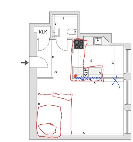 Planritning över lägenhet med markerade ändringar för köksombyggnation och sovrumstillägg, inklusive skjutdörrar och väggrivning i röda och blå linjer.