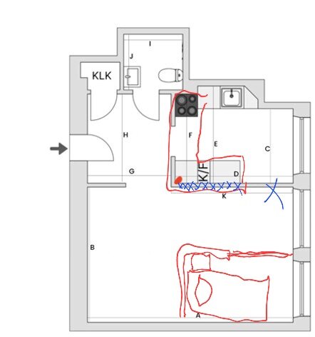 Planritning av en lägenhet med handritade förslag för ombyggnation, markerade med blåkryssade och röda linjer, inklusive nytt kök och sovrum.