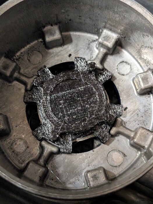 3D-utskriven piston dampener inuti en dyckertpistol, ersätter en trasig vittrad plastbit, nu reparerad och fungerande igen.