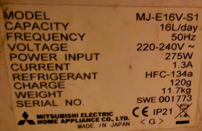 Skylt på avfuktare med specifikationer som modell MJ-E16V-S1, kapacitet 16L/dag, och köldmedium HFC-134a.