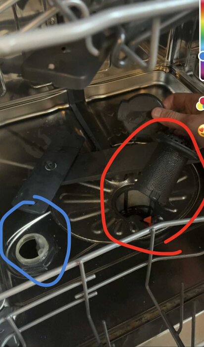 Diskmaskinens insida med ett filter och vattenansamling markerade med röda och blå cirklar.