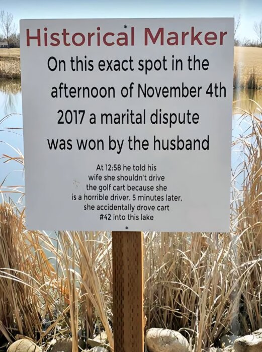 Historisk markör vid en sjö om ett äktenskapligt gräl den 4 november 2017 där mannen anses ha vunnit.