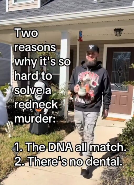 En man går på en trottoar framför ett hus med Halloween-dekorationer och text om svårigheten att lösa mord.