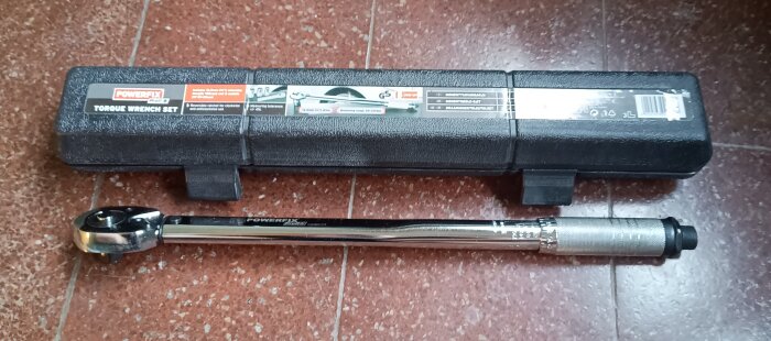 Momentnyckelset från Powerfix med tillhörande förvaringslåda. Perfekt för hemmabruk med en tolerans på +-4 procent.