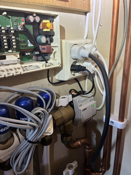 Elcentral med uppkopplad Phoenix Contact 24V/2,5A transformator och flera anslutna kablar mot en styrenhet.