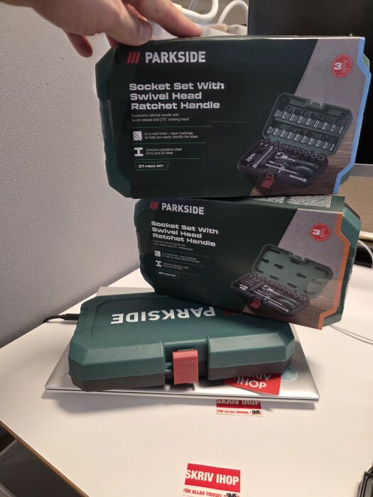 Parkside Wera Zyklop verktygssats på ett bord, med hand som håller kartongen, 129 kr med kupong.