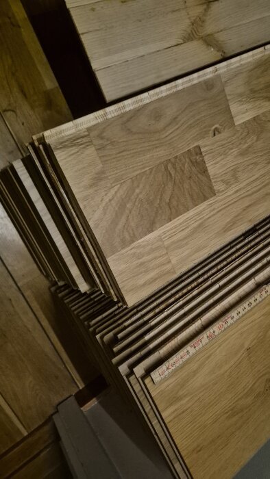 Staplade plankor av trestavs ekparkett, 205mm breda och 2200mm långa, med en tumstock vid sidan.