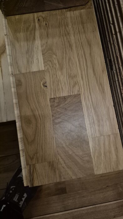 Trestavs ekparkett i närbild, bredd 205mm, längd 2200mm, med naturliga träådringar och skiftningar i färg.