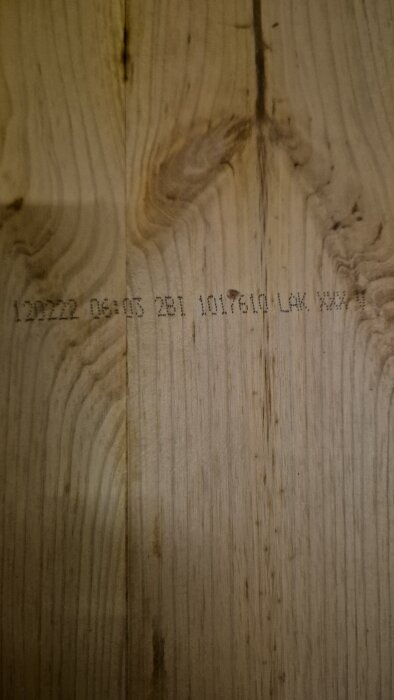 Trestavs ekparkett med märkningar: 190222 06:05 291, 1017610 LAK WX#  — söker liknande golv att köpa.