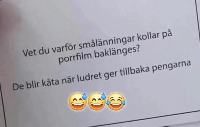En bild av ett papper med en skämttext och tre skrattande emojis längst ner.