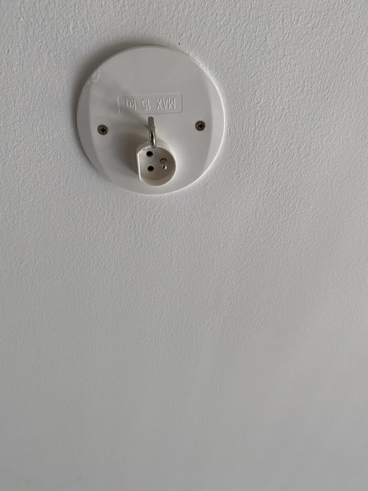 Gammeldags jordat takuttag fäst i vit takyta.