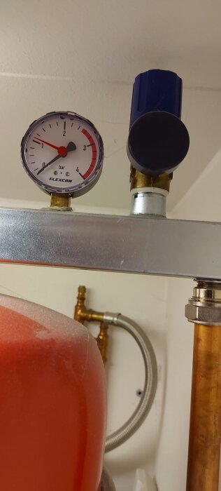 Manometer som visar tryck på Flexcon expansionskärl med en blå ventil i fokus.