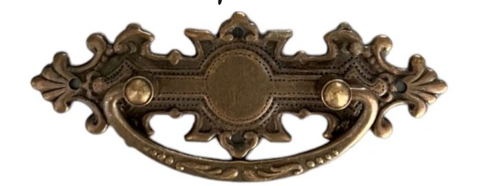 Antik bronsfärgad lådhandtag med dekorativa detaljer, lämplig för 30-talshus med äldre stil, inklusive stuckaturer och burspråk.