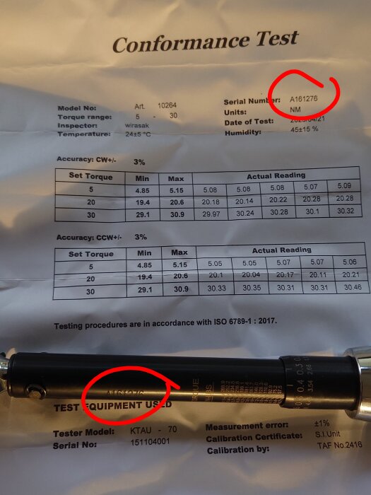 Bild på ett intyg om överensstämmelse och ett verktyg, där vissa detaljer är markerade med röda cirklar.