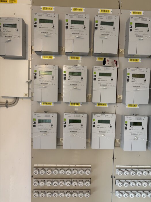 Elskåp med flera elmätare och underliggande säkringar där den andra mätaren från vänster högst upp är markerad som användarens.