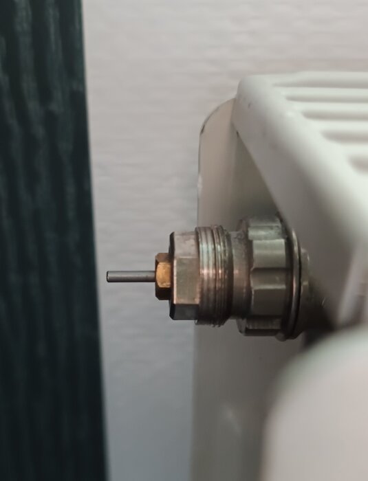 Utskjutande termostatstift på radiator med märkningen "TP".