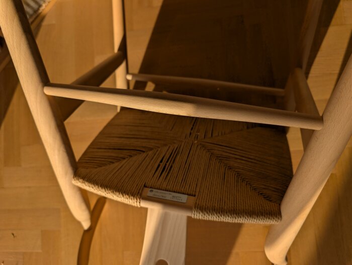 Y-stol i tvålad ask med flätad sits, belysning visar färgvariationer.