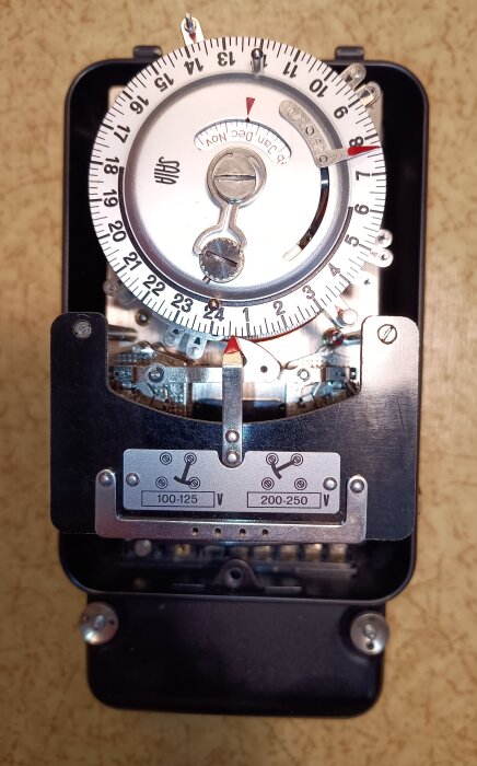 Ett komplext schweiziskt tidur från Saia AG med avancerat mekaniskt verk, designat för att kompensera för dagens längd.