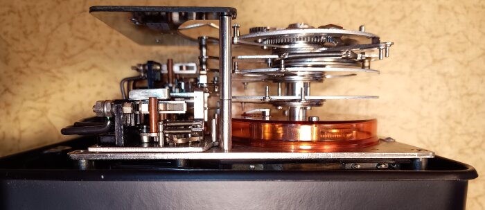 Komplext mekaniskt verk av ett ovanligt tidur som kompenserar för dagens längd, tillverkat av Saia AG, ett schweiziskt företag.