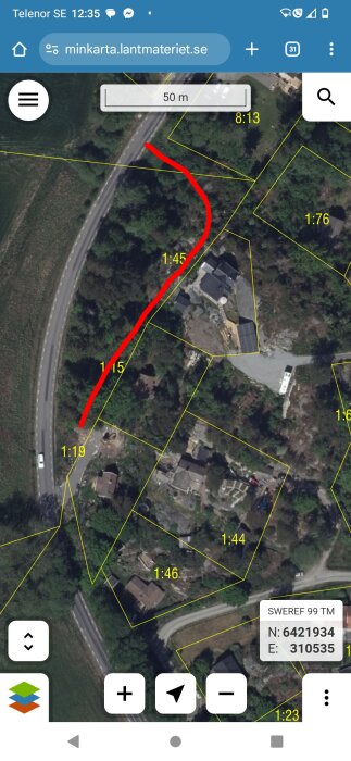 Satellitbild med en röd linje som visar en potentiell vägdragning genom ett skogsområde, omgiven av fastighetsgränser i gult.