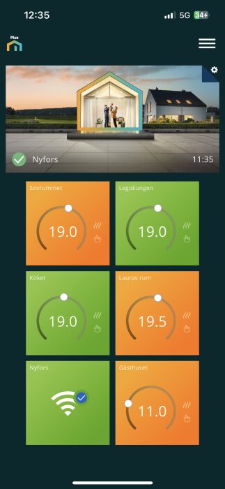 Appgränssnitt för värmeinställningar i olika rum, visar temperaturer och stark Wi-Fi-signal.