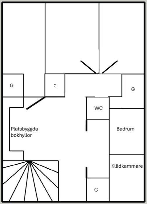Planlösning med platsbyggda bokhyllor, garderober markerade som "G", trappa, WC, badrum och klädkammare.