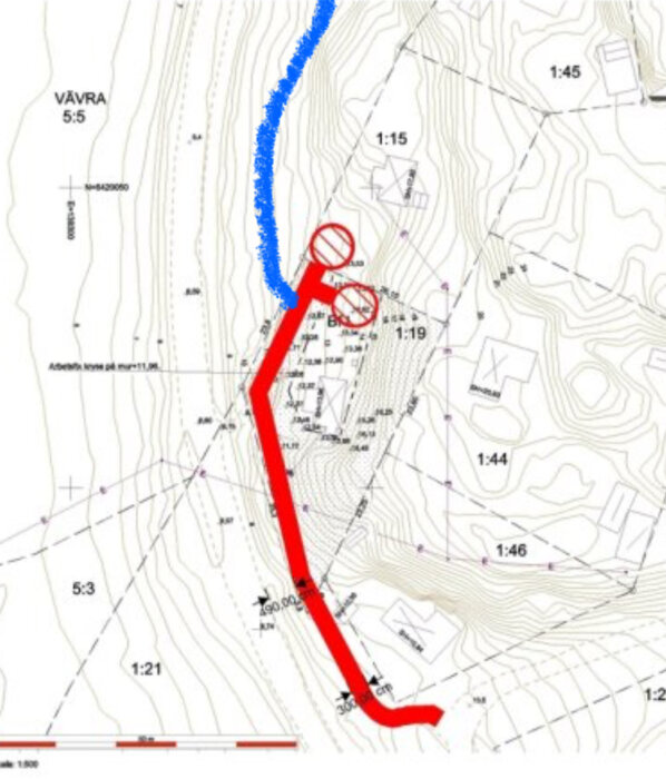Karta med röd vägförslag över avloppsanläggning och blått norrut. Områden 1:19 och 1:15 visas. Alternativa infartsvägar diskuteras.