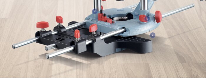 Parallellanslag liknande det för Bosch, med röd-svart konstruktion och metalldelar.