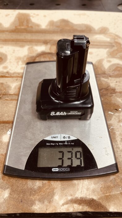 8Ah batteri på en digital våg som visar 339 gram.