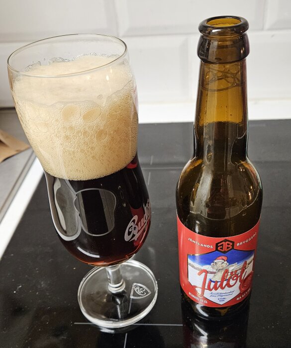 Flaska och glas med julöl, redo att provsmakas.