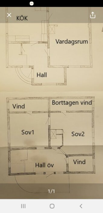 Planskiss av tvåvåningshus med rum markerade som kök, vardagsrum, hall, Sov1, Sov2, vind och hall öv. Indikerar platser för ventilation.