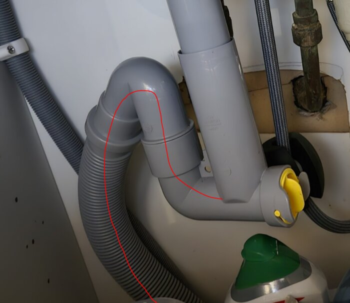 Grått avloppsrörssystem med en röd linje som markerar potentiellt stoppområde.