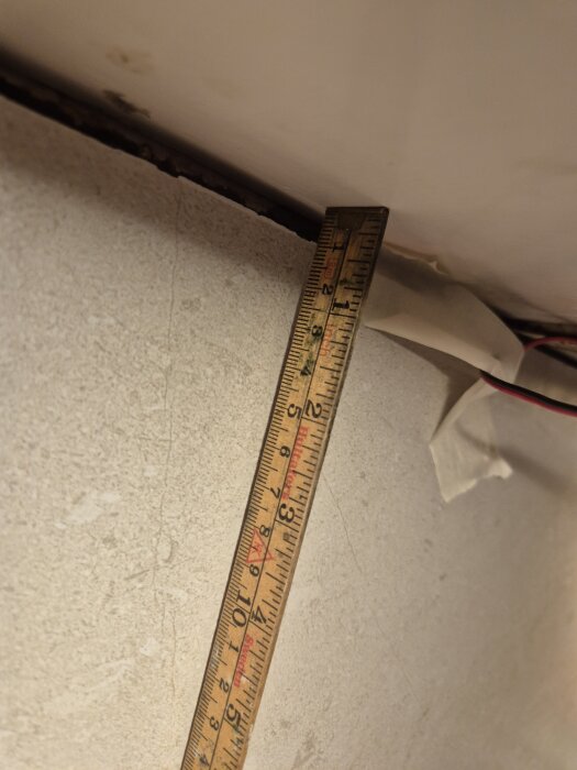 Skarv på 1 cm mellan köksskåp och 60x60 klinkers, mätt med måttstock. Fråga om lämplig lösning, mjukfog eller list.