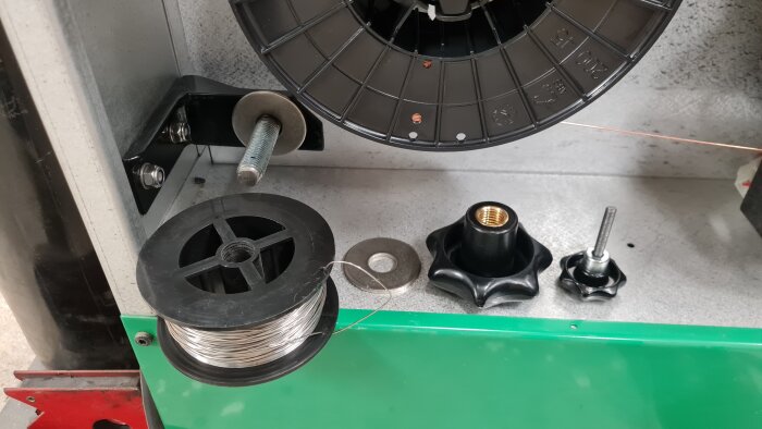 Fäste med rulle rostfri svetstråd, stjärnvredsmutter, skruv och bricka för svetsprojekt.