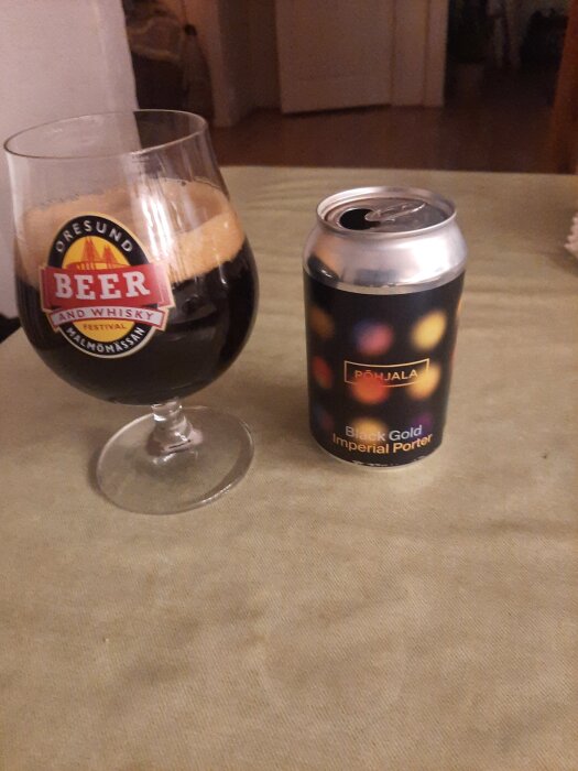 Ett glas och en burk med en estnisk imperial porteröl, beskriven som syrlig, söt med smak av kaffe och lakrits.