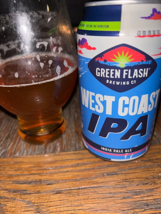 Burk och glas med Green Flash West Coast IPA på ett bord.