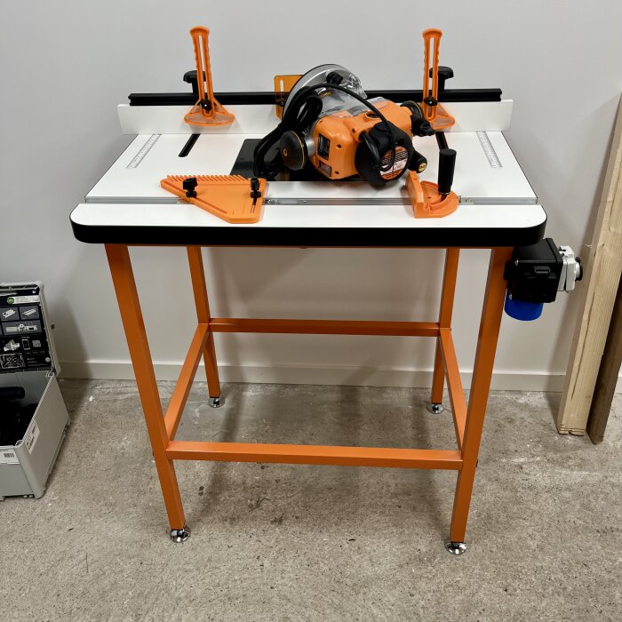 Orange fräs och bord, CMT7E och litet CMT-bord, monterade i rum med grå golv.