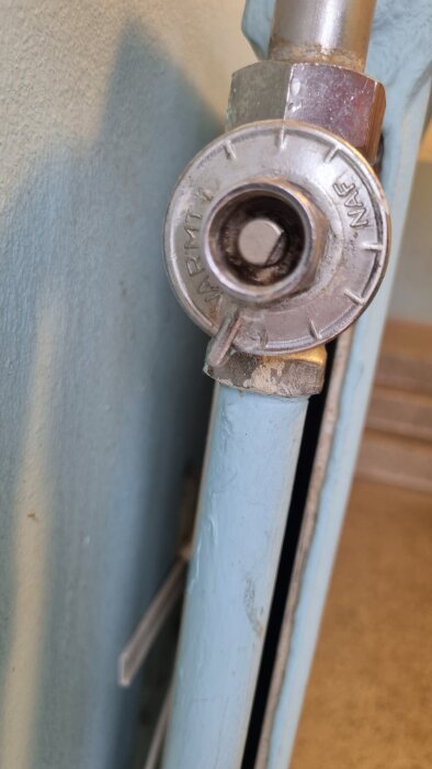 Ventil monterad på ett rör, med en sexkantig öppning i mitten för justerbarhet.