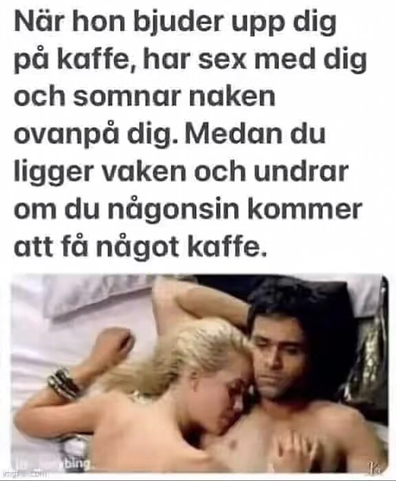 Två personer ligger nakna i en säng; en kvinna sover medan en man är vaken och verkar tankfull. Text om kaffeinbjudan ovanför.