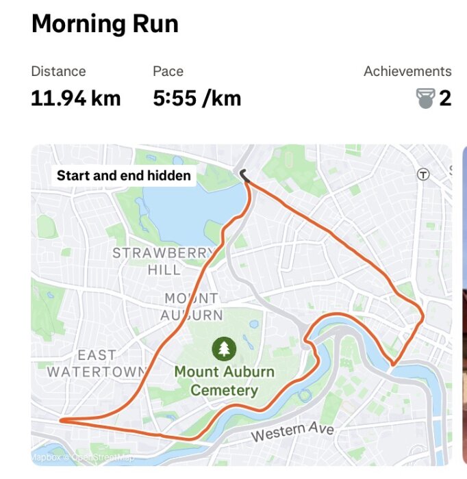 Karta som visar en löprunda på 11,94 km runt Mount Auburn Cemetery i Cambridge, med en snittempo på 5:55 min/km.