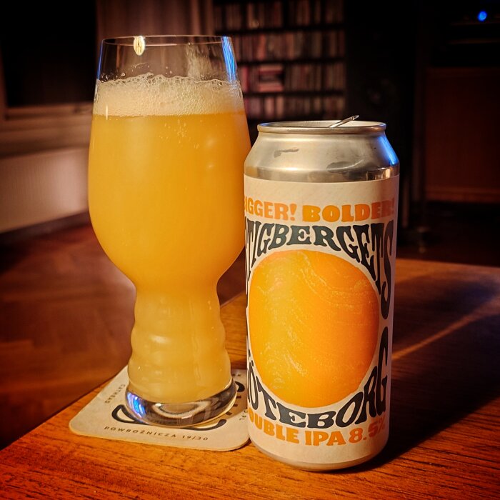 Glas med gul IPA och en burk med etiketten "Stigbergets Göteborg Double IPA 8.5%" på ett bord.
