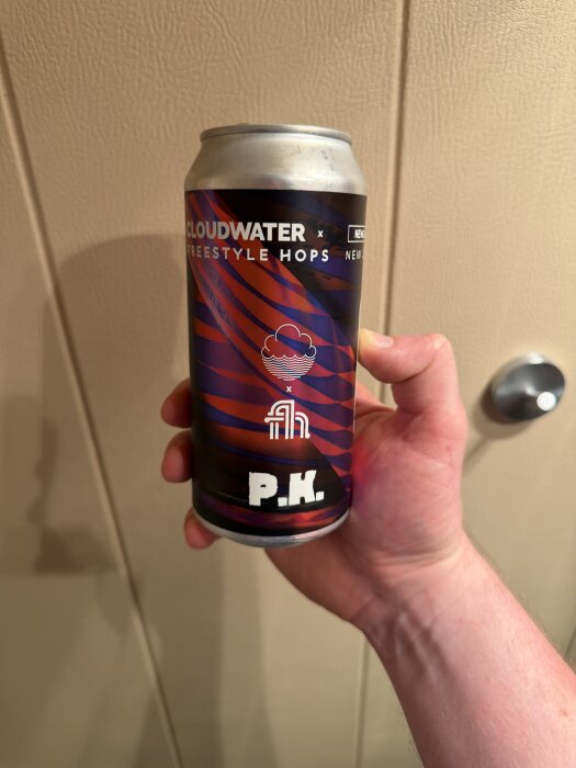 Burk med etikett "Cloudwater x Freestyle Hops P.K." hålls i hand, uppfattas som IPA men smakar pilsner.