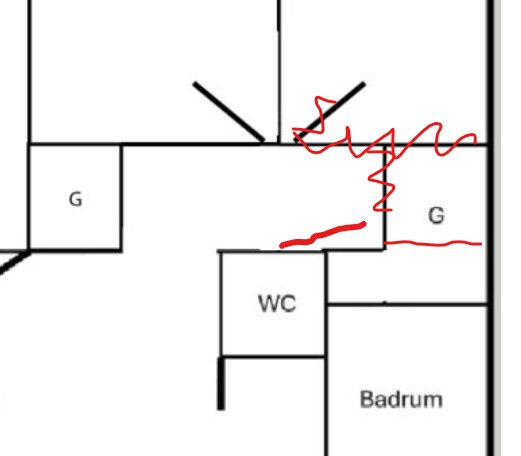 Planlösning med alternativ dörrplacering markerad. Anpassningar för möbelplacering och badrumsväggsstruktur diskuterade.