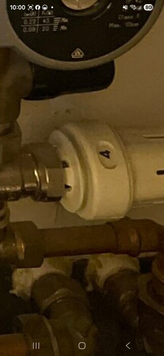 Ventilinställning på rörsystem, vred markerat med pil.