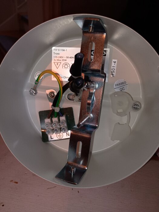 Ikea Tross-lampa med sockerbit och N, L, jord anslutningar; installationsfråga om uppsättning utan jordkabel.