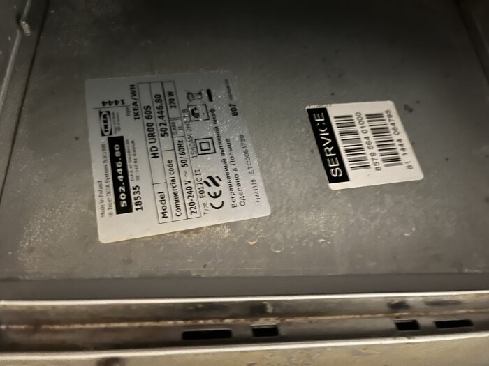 Etikett på IKEA köksfläkt HD UR00 60S (502.446.80) med modell- och kommersiell kod, samt serviceinformation.